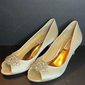 New Badgley Mischka Layla Ivory Low Heels 2” Size 7.5 Sparkle Rhinestone Detail